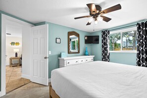 2 bedrooms, iron/ironing board, WiFi, bed sheets - MI Happy Sand Dollar 2 · Pet-Friendly · Manatee Beach (Holmes Beach)