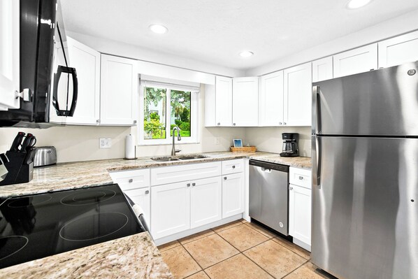 Køleskab, mikrobølgeovn, ovn, kogeplade