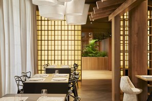 11 restaurants servant le petit déjeuner, le déjeuner et le dîner