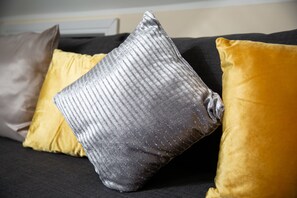 Appartement, salle de bain privée, vue sur la ville | Aire de séjour | Téléviseur