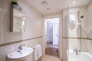 Appartement, salle de bain privée, vue sur la ville | Salle de bain