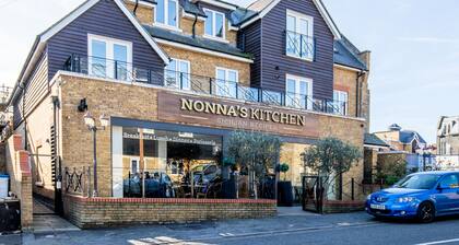 Velvet 2-bedroom Apartment Clock House - Hoddesdon