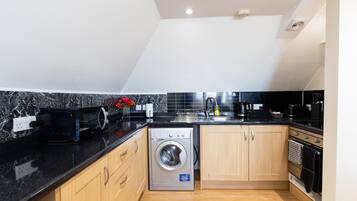 Apartment, Private Bathroom, City View | Restaurant