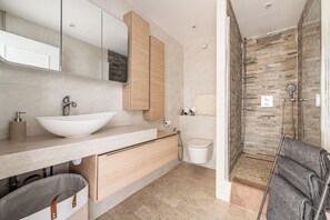 Douche, sèche-cheveux, serviettes fournies, savon