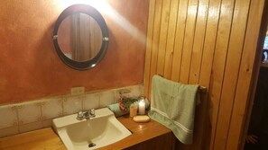 Chaumière familiale, 3 chambres | Salle de bain | Douche, serviettes fournies, savon, shampooing