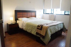 Apartamento econômico, 2 quartos, para não fumantes | Ferros/tábuas de passar roupa, Wi-Fi de cortesia, roupa de cama