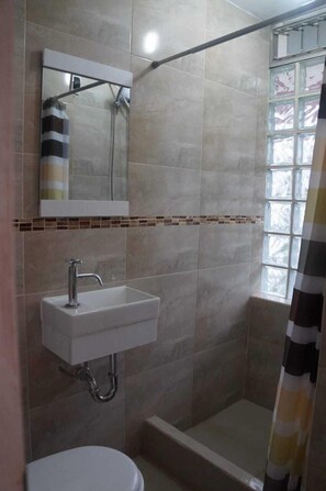 Shower, designer toiletries, towels, soap - Miraflores4U (Lima)