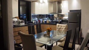 Apartamento panorâmico, 2 quartos, para não fumantes | Opções para refeição no quarto