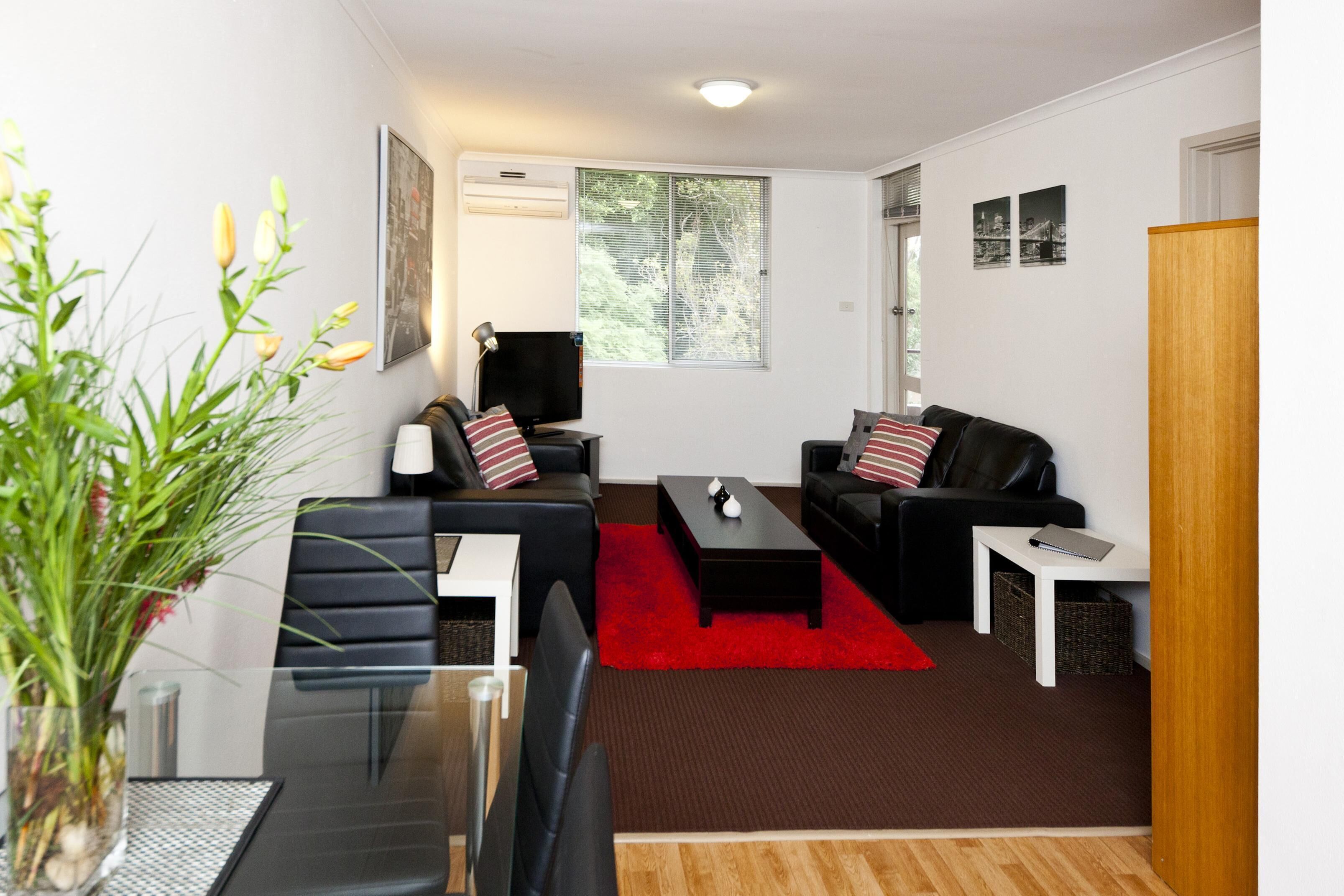 Cute and affordable park side accommodation Queen bed