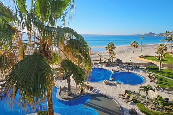 Een buitenzwembad en een verwarmd zwembad