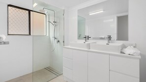 Combined shower/bathtub - Ocean Outlook 2 on Marine Parade (KINGSCLIFF)