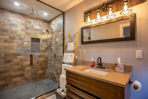 Combined shower/bathtub, hair dryer, towels, soap - Sprawling Estate in the Heart of Niagara's Wine Country (St. Catharines)