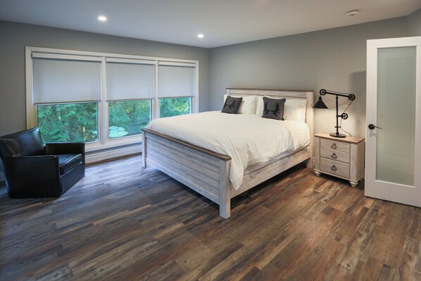 4 bedrooms, iron/ironing board, free WiFi, bed sheets