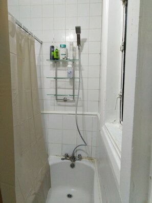 Shower, free toiletries, towels, soap - London Airport Comfort (London)