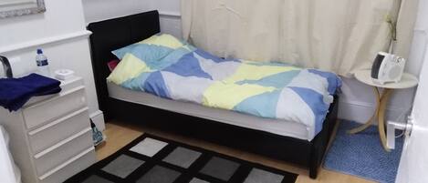 Yhden hengen comfort-huone | Ylelliset vuodevaatteet, yksilöllisesti sisustettu