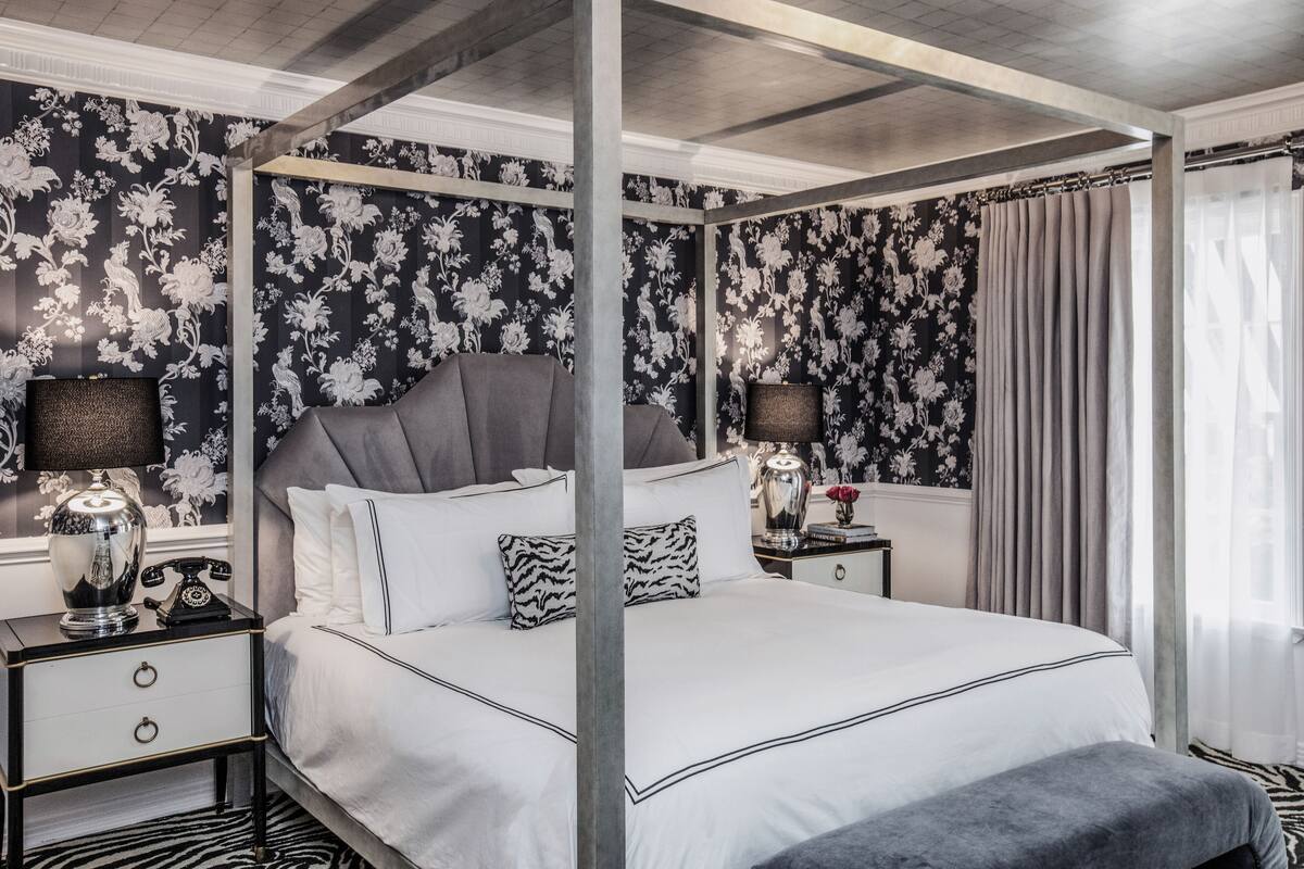 Sengetøy av topp kvalitet, minibar, safe på rommet og skrivebord