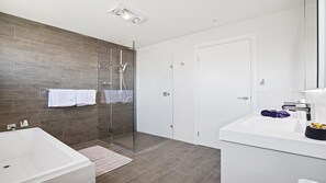 Bathtub, hair dryer, towels - Bay Views - panoramic Jervis Bay views (Callala Bay)