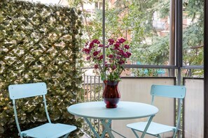 Outdoor dining - GuestHost - Studio with balcony near Giardini Margherita (Bologna)