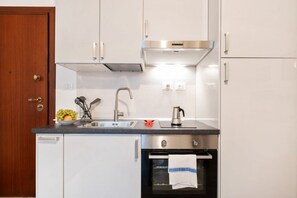 Horno, parrilla de estufa, cafetera y tetera y utensilios de cocina 