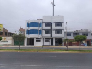 Fachada da propriedade à noite