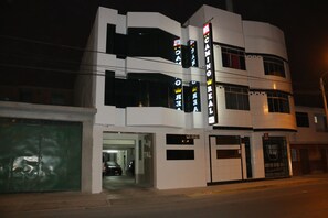 Fachada de la propiedad por la tarde o noche