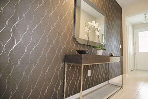 House, Multiple Beds (1816 Solara)