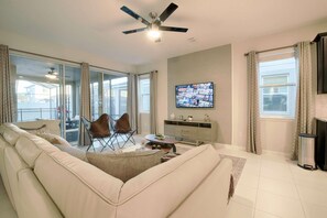 Casa, varias camas (9009 Solara) | Sala de estar | Televisión de pantalla plana, reproductor de DVD y tenis de mesa 