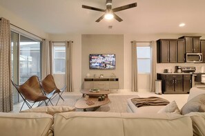 獨棟房屋, 多張床 (9009 Solara) | 客廳 | 平面電視、 DVD 播放機、乒乓球