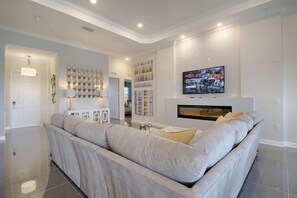 Huoneisto, useita sänkyjä (4721 Storey Lake) | Olohuone | Älytelevisio, DVD-soitin