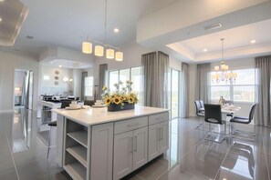 Appart'hôtel, plusieurs lits (4721 Storey Lake) | Cuisine privée