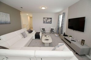House, Multiple Beds (9005 Solara) | Living room
