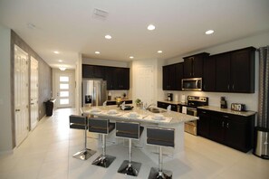 House, Multiple Beds (9005 Solara) | Private kitchen