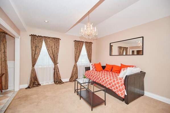 คลาสสิกวิลล่า | 4 ห้องนอน, โต๊ะทำงาน, เตารีด/โต๊ะรีดผ้า, Wi-Fi ฟรี