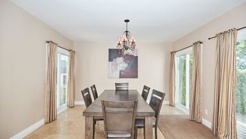 Villa classique | Repas dans la chambre