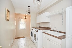 Classic Villa | Laundry