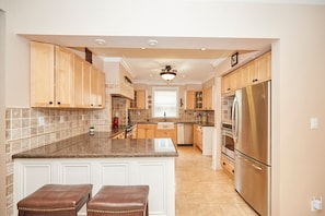 Classic Villa | Private kitchen | Full-sized fridge, microwave, oven, stovetop - Magnificent Stay by The Falls (Niagara Falls)