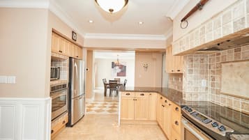Classic Villa | Private kitchen | Full-sized fridge, microwave, oven, stovetop