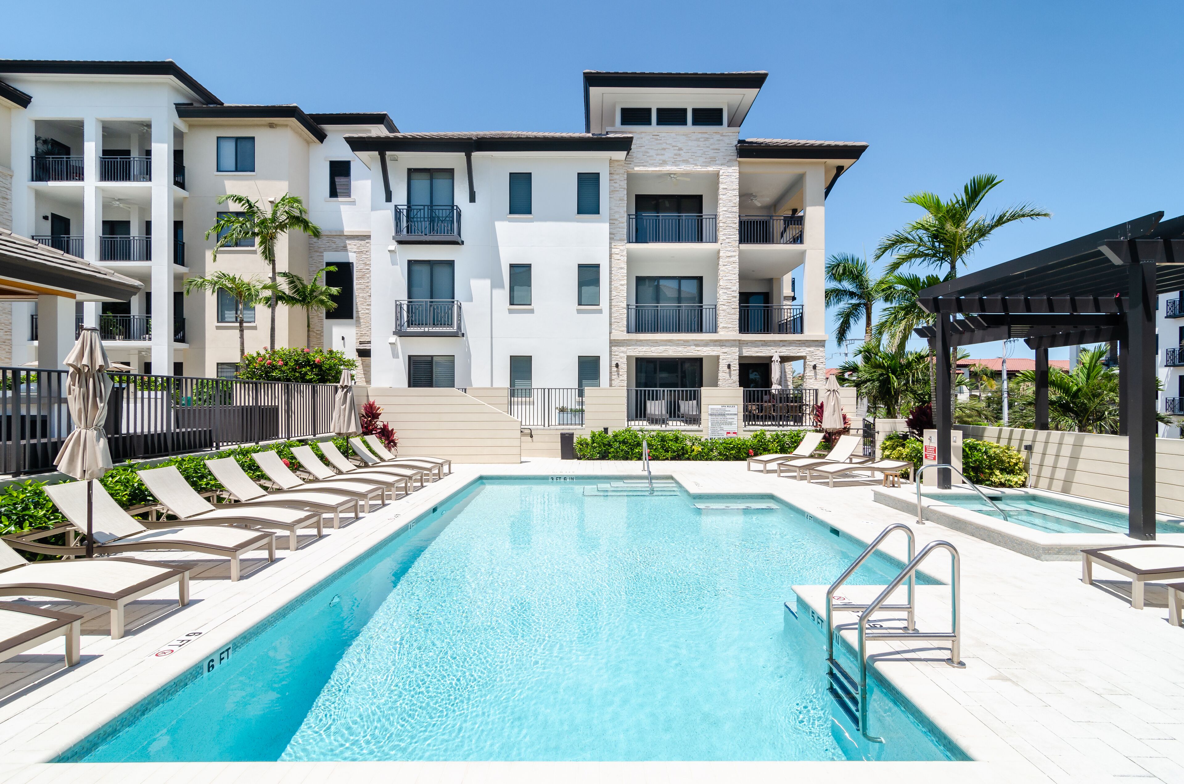 NAPLES SQUARE - Downtown Naples Luxury Condo, Brand New!