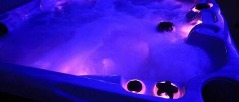 Un jacuzzi con luz azul.
