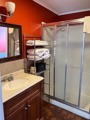 Deluxe 2 King Beds | Bathroom | Shower, rainfall showerhead, free toiletries, hair dryer - Great House Motel (Sequim)