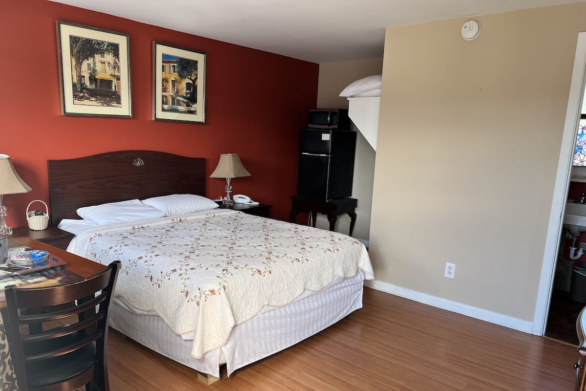 Iron/ironing board, free WiFi, bed sheets