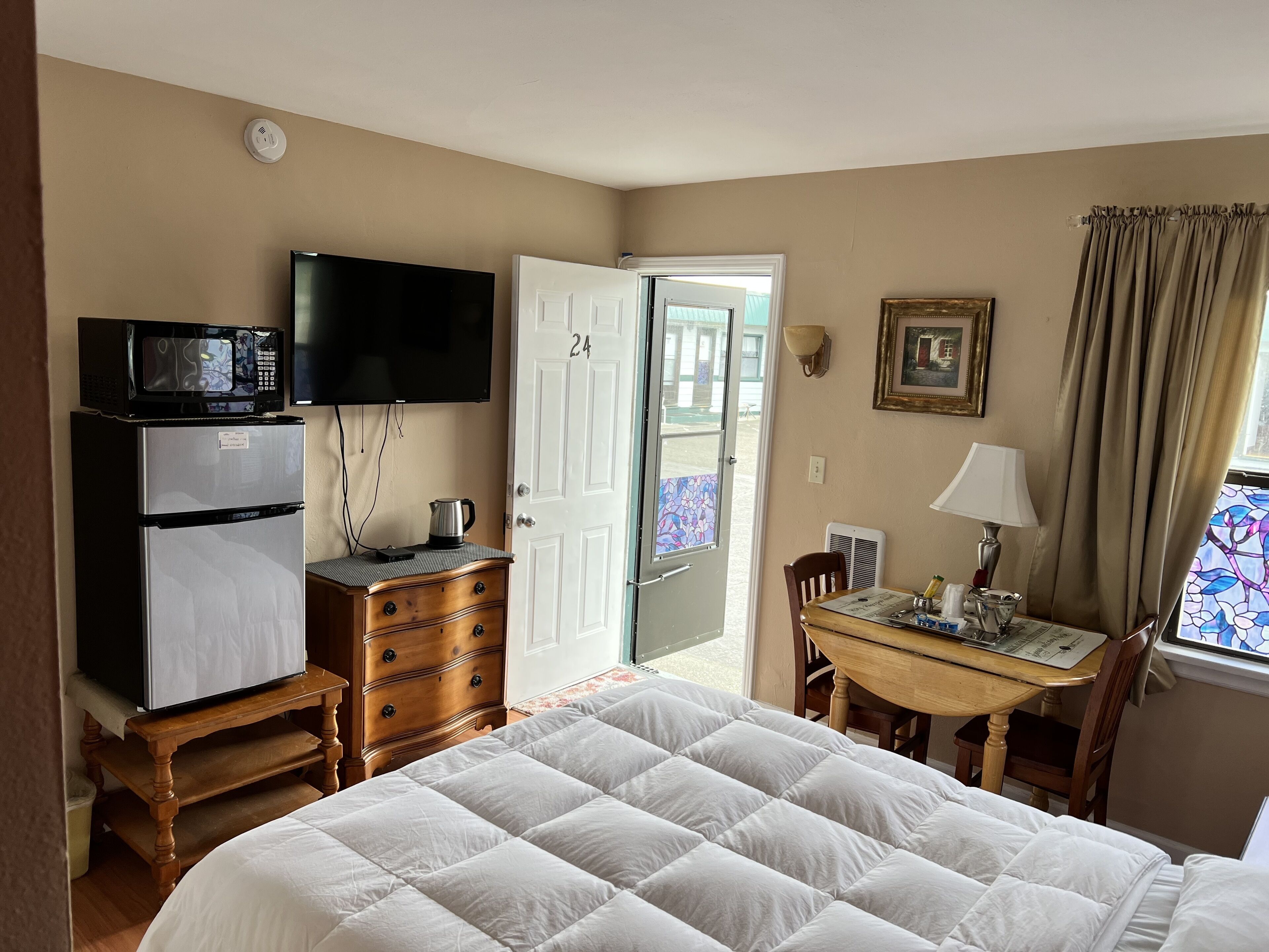 1 Queen Small | Iron/ironing board, free WiFi, bed sheets