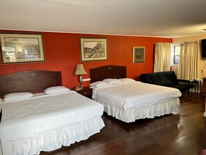 Tabla de planchar con plancha, wifi gratis y ropa de cama
