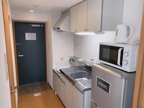 冷蔵庫、電子レンジ、コンロ、調理器具と食器