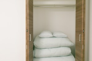 2 室のベッドルーム、デスク、WiFi (無料)、ベッドシーツ