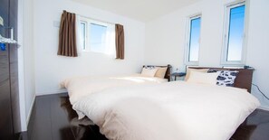 2 makuuhuonetta, työpöytä, internet, vuodevaatteet