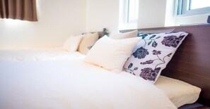 2 quartos, escrivaninha, acesso à internet, roupa de cama