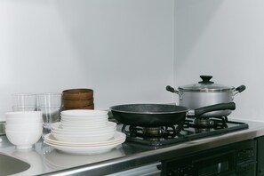 Kühlschrank, Mikrowelle, Herdplatte, Kochgeschirr/Geschirr/Besteck