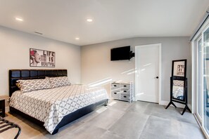 6 bedrooms, iron/ironing board, WiFi, bed sheets