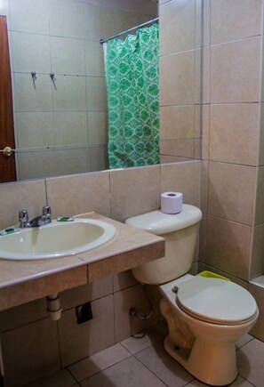 Shower, towels, soap, shampoo - Alpamayo Guest House (Huaraz)